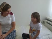 Ilenuca, o fetiţă din Poiana Micului, suferind de o boală gravă, este singura din judeţ ce a primit recomandare şi acceptul să efectueze un transplant de plămâni la Viena