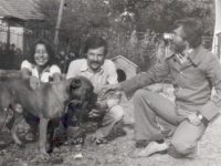 O fotografie de pe vremea cînd erau nemuritori, poeţii Mariana Codruţ, Roman Istrati şi Matei Vişniec, la Rădăuţi, în curtea casei lui Matei, în anul 1982