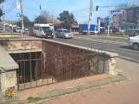 Conducta magistrală care alimentează cu apă potabilă cartierul Burdujeni trece prin pasajul pietonal din zona Carrefour