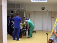 Poliţistul rănit a mişcat mâna şi piciorul drept