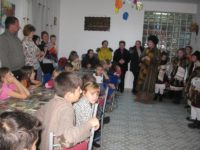 Elevii de la Şcoala Gimnazială „Iorgu G. Toma” Vama l-au adus pe Moş Crăciun la copiii instituţionalizaţi la centrul de plasament „Visătorii”din Fundu Moldovei