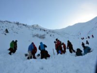 Zeci de persoane l-au căutat, în zadar, pe alpinistul dispărut în avalanşă