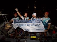 Patru români, între care şi medicul sucevean Vasile Oşean, au traversat Atlanticul într-o barcă cu vâsle, stabilind un nou record mondial
