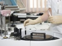 În anul 2017, în România au funcţionat peste 60.000 de unităţi sanitare, cu 335 de locuitori la un medic