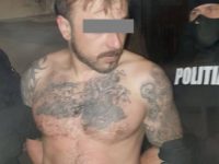 Bărbat încătuşat de poliţişti după ce şi-a folosit familia drept scut pentru a scăpa