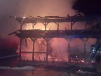 Flăcări uriaşe au transformat biserica din Suha în cenuşă