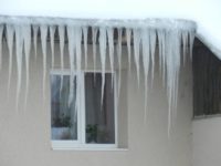 Căderi periculoase de ţurţuri