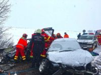 Impact violent între două maşini pe E 85