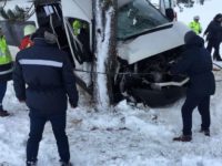 Microbuzul ce transportă angajaţii Aeroportului Suceava, implicat într-un accident