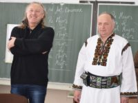 Un celebru cântăreţ de folk şi noii săi elevi