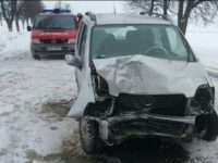Mamă şi fiică ajunse la spital după ce s-au izbit cu maşina de un copac
