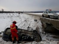 Au scăpat cu viaţă după ce s-au răsturnat cu maşina pe cupolă