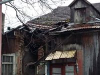 O femeie din Gura Humorului, blocată în locuinţa socială care începe să se dărâme