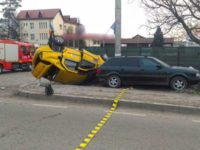 Taxi spulberat de un tir al cărui şofer nu s-a asigurat în depăşire