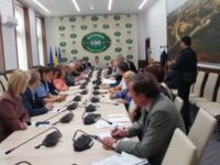 Prefecţii de Suceava şi Iaşi au discutat despre practicile din pieţele agroalimentare, nemulţumirile privind furnizorii de energie electrică şi cele legate de operatorii de telefonie