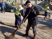 Primarul Ion Lungu iese cu măturoiul pe străzi
