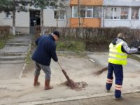 Primarul Ion Lungu a ieşit şi în acest an cu mătura la curăţenia oraşului