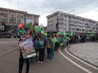 Peste 200 de elevi, într-un marş eco, pe străzile municipiului Fălticeni