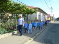Preşcolari şi poliţişti, împreună în trafic