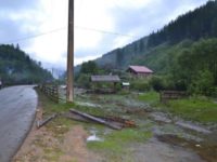 Case, anexe, grădini, podeţe şi fântâni afectate de ploi torenţiale