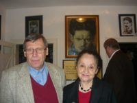 Adrian Popescu împreună cu prof. Margareta Labiş la Casa Memorială „Nicolae Labiş” din Mălini, în septembrie 2015