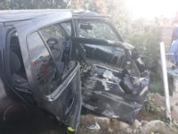 Doi răniţi, după ce un şofer băut a intrat cu maşina într-un gard
