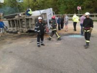 Un tir a luat foc după ce s-a răsturnat în Pasul Mestecăniş
