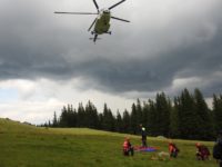 Două persoane rătăcite şi accidentate şi un alpinist blocat pe o stâncă