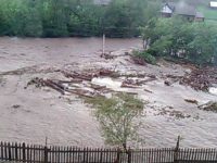 O casă a fost luată de apa râului Suceava