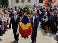 Ion Lungu şi primarul din Soroca au depus, împreună, o coroană de flori la mormântul lui Ştefan cel Mare