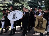 Pelerini din toate zonele ţării, din Republica Moldova şi Ucraina, în costume populare, au venit la Putna