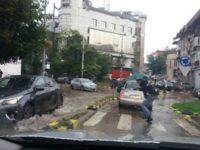 Străzi inundate după o ploaie torenţială şi trafic rutier îngreunat din cauză că mai multe semafoare nu funcţionau