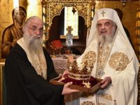 Coroana reconstituită a Sfântului Ştefan cel Mare a fost sfinţită de Părintele Patriarh Daniel şi va fi adusă marţi cu trenul Suceava – Putna la Mănăstirea Putna