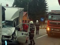 Impact violent între un camion şi o autoutilitară