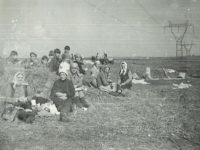 Anul 1985, la sortat cartofi la CAP, pe tarlaua Buneşti.