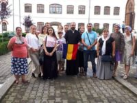 Spre România lăsând în urmă resturi terestre sau Sfinţenia se atinge cu inima