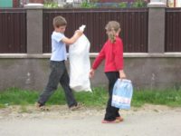 „Spui c-ai plecat să-mi fie bine/ Şi-atunci de ce mi-e mie, mamă, rău?”