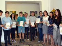 Două absolvente de liceu şi 12 absolvenţi de gimnaziu au fost premiaţi