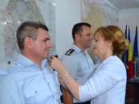 Prefectul Mirela Adomnicăi a schimbat tresele pompierilor militari suceveni înaintaţi în grad