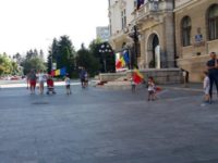 Peste o sută de persoane, între care suceveni care lucrează în străinătate, au participat la mitingul din centrul Sucevei în sprijinul protestului Diasporei din Capitală