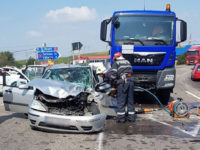 Impact violent între un autoturism şi o cisternă încărcată cu apă
