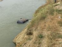 A plonjat cu maşina în apele râului Suceava