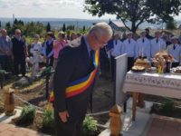 Primarul Ion Lungu a depus o coroană de flori la Monumentul Eroilor din cimitirul Burdujeni-sat