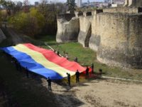 Un drapel naţional uriaş desfăşurat la Cetatea de Scaun şi în centrul Sucevei