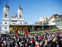 Peste 25.000 de credincioşi la slujba Sfintei Liturghii de hramul Sfintei Cuvioase Parascheva de la Iaşi