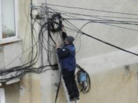 Primăria Suceava taie cablurile-fantomă de pe stâlpi