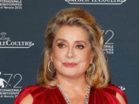 Catherine Deneuve îşi vinde la licitaţie întreaga garderobă Saint Laurent