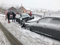 O persoană a fost rănită în urma unei coliziuni între două autovehicule