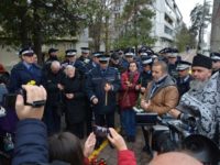 Familia, colegii şi elevii Şcolii Militare de Subofiţeri de Jandarmi Fălticeni, ca şi prefectul de Suceava, au aprins lumânări şi au depus flori în locul în care maiorul de jandarmi Irina Airinei a fost accidentată mortal