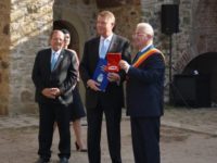 Prima medalie „Centenarul Unirii Bucovinei cu Ţara”, înmânată de primarul Lungu preşedintelui Iohannis